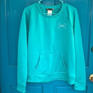 Like new Under Armour sweatshirt. Fits like a Med